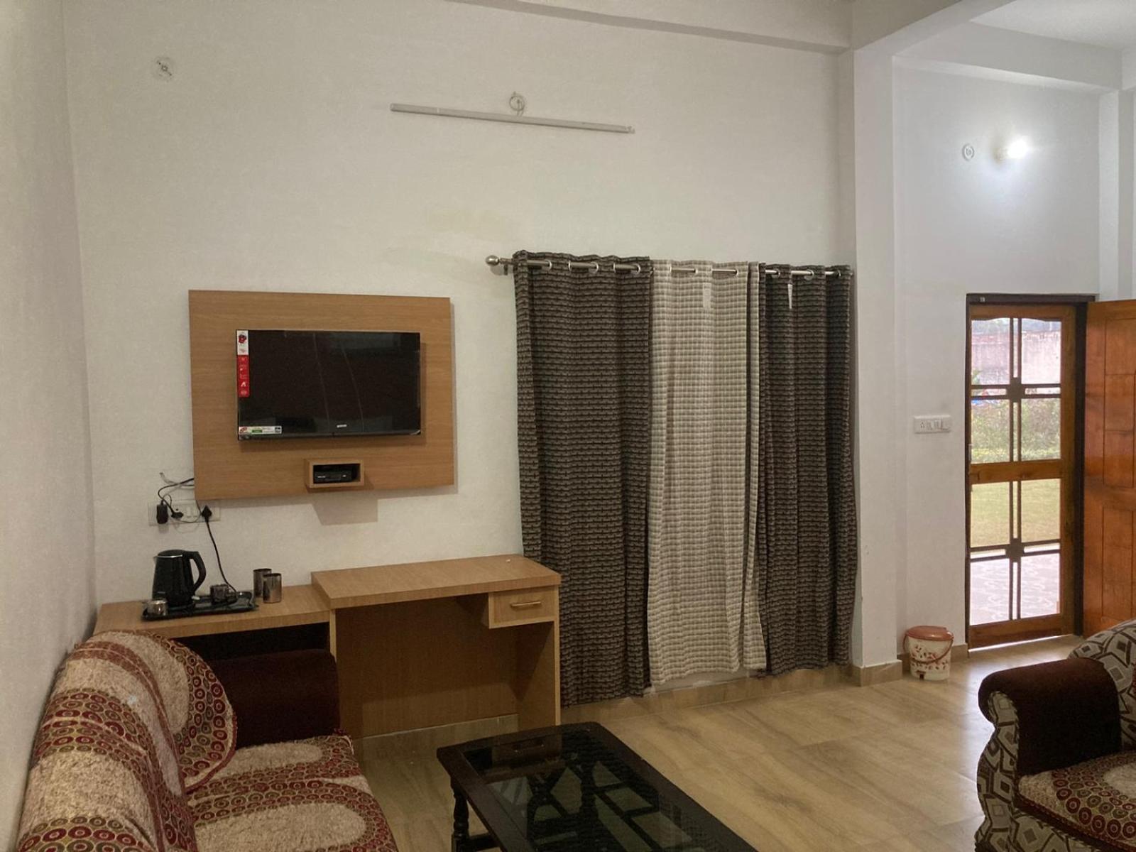ホテル Jp International Naimisharanya 部屋 写真